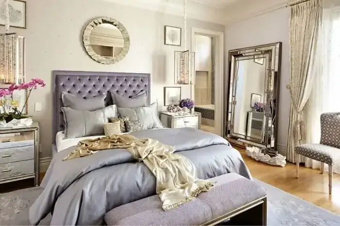 Decoração com estilo clássico com espelho grande apoiado no chão. Fonte: Bedroom DeCor