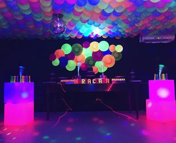 Decoração neon com balões no teto
