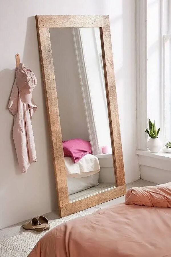 Espelho para quarto grande com moldura de madeira. Fonte: Sincerely Laura Leigh