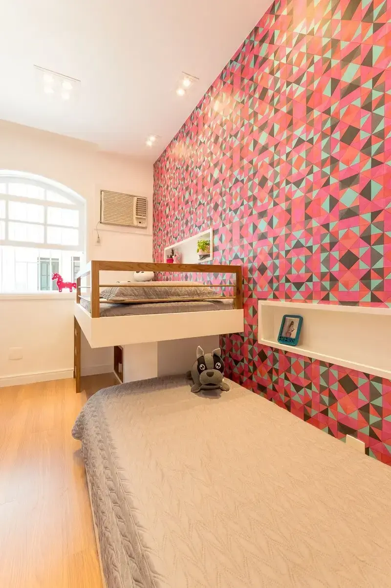 Luminárias embutidas e papel de parede para quarto infantil decoram o espaço. Fonte: Vitral Arquitetura