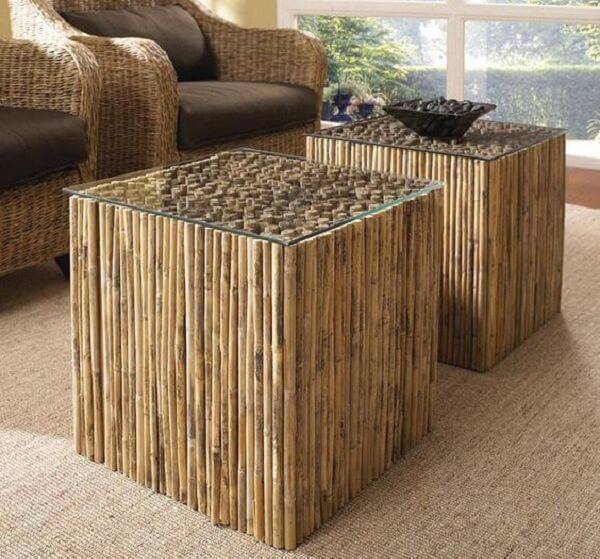 Mesa de centro feita de artesanato com bambu