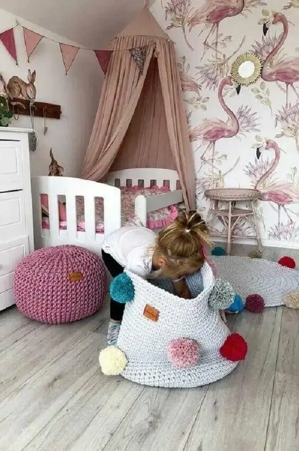 O cesto organizador de crochê traz ainda mais delicadeza para a decoração. Fonte: Pinterest