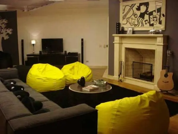 O puff amarelo gigante trouxe vida para a decoração da sala de estar