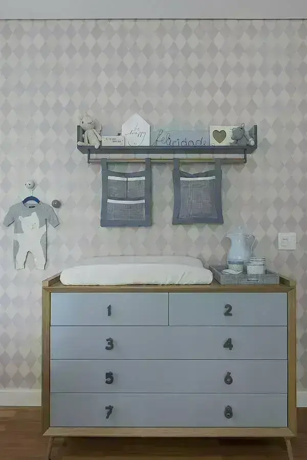 Puxadores de madeira com formato de números para quarto de bebê