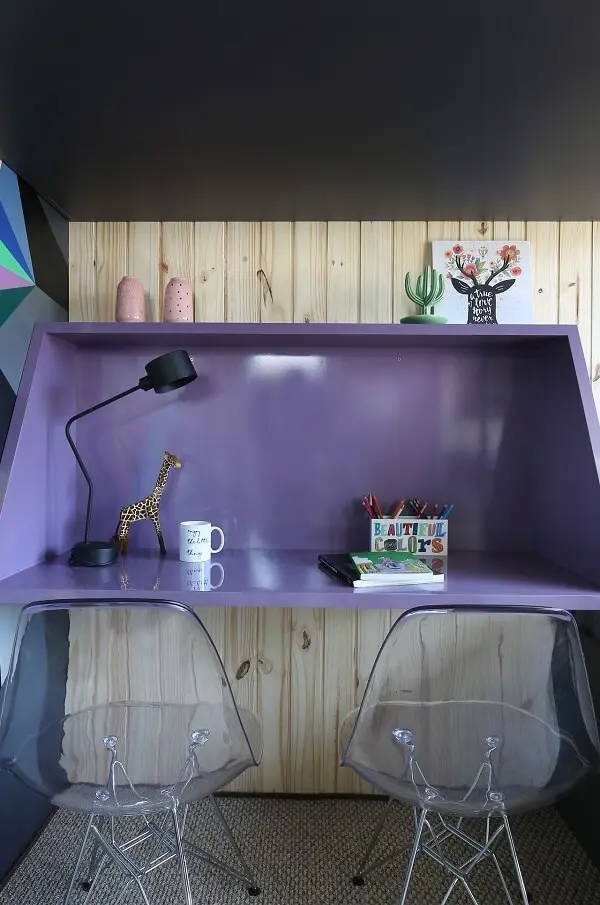 Escrivaninha roxa com cadeira eames transparente