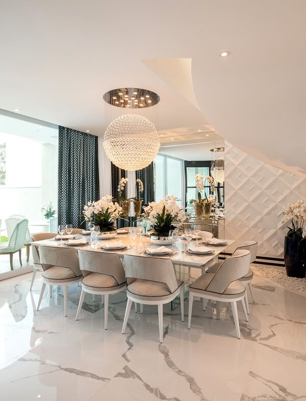Sala de jantar com mesa de jantar de mármore retangular