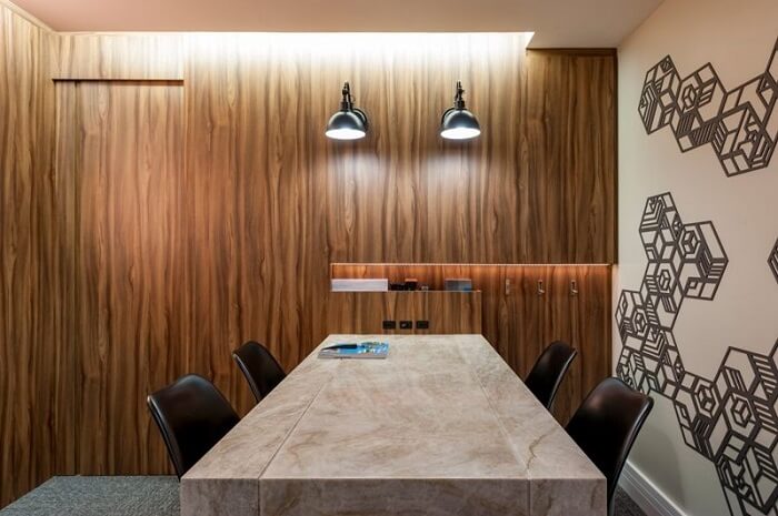 Sala de reunião com mesa de mármore retangular