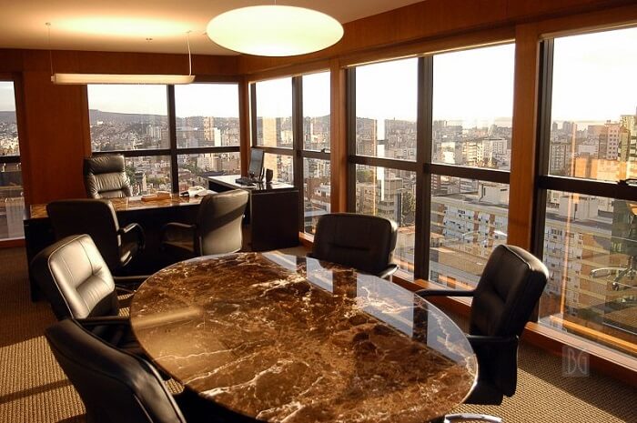 Sala de reunião decorada com uma linda mesa de mármore oval