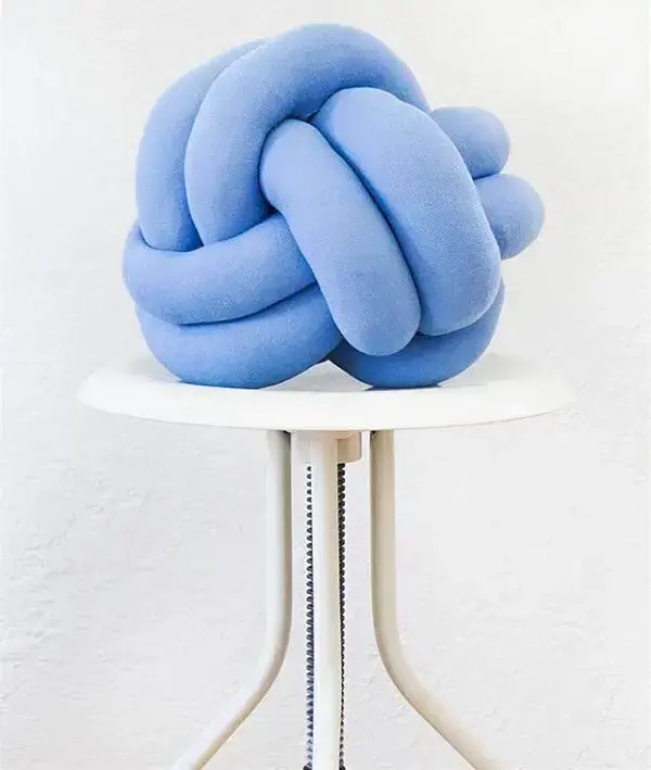 Modelo de almofada do tipo nó em tom azul