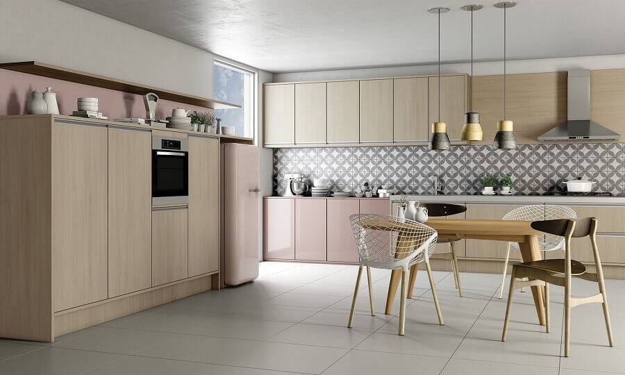 armário de cozinha grande com acabamento em rosa e madeira Foto MovDecor