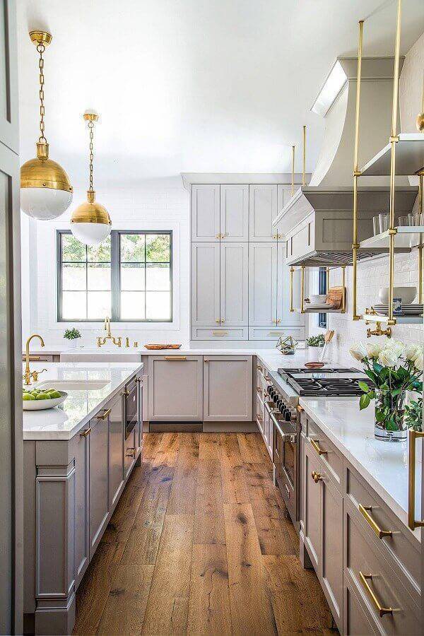 armário de cozinha grande com puxadores dourados Foto Pinterest