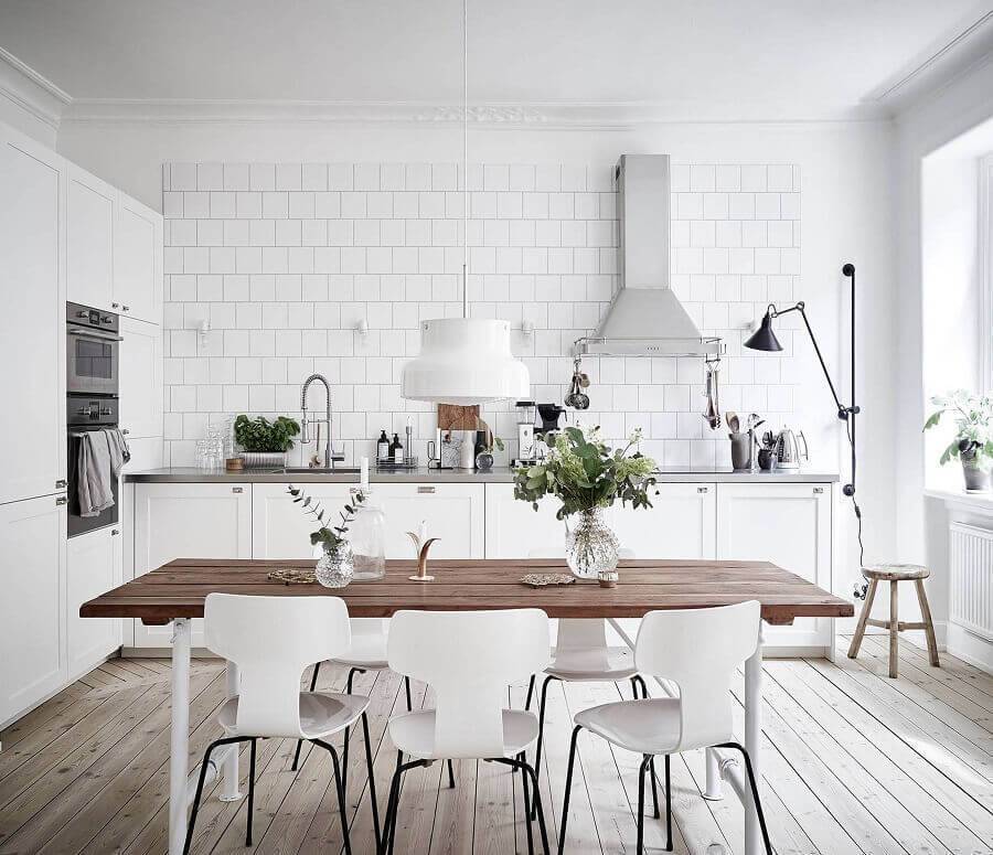 armário de cozinha grande toda branca com mesa de madeira Foto Pinterest