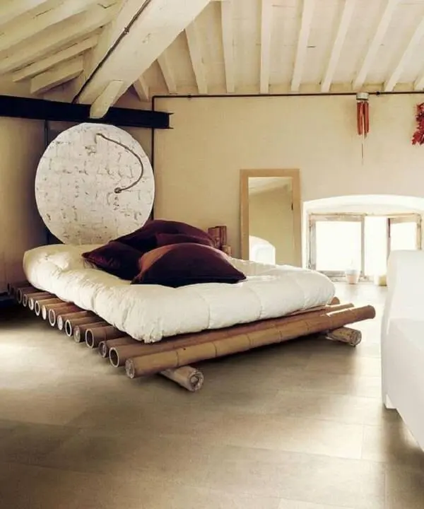 A base da cama recebeu acabamento em bambu