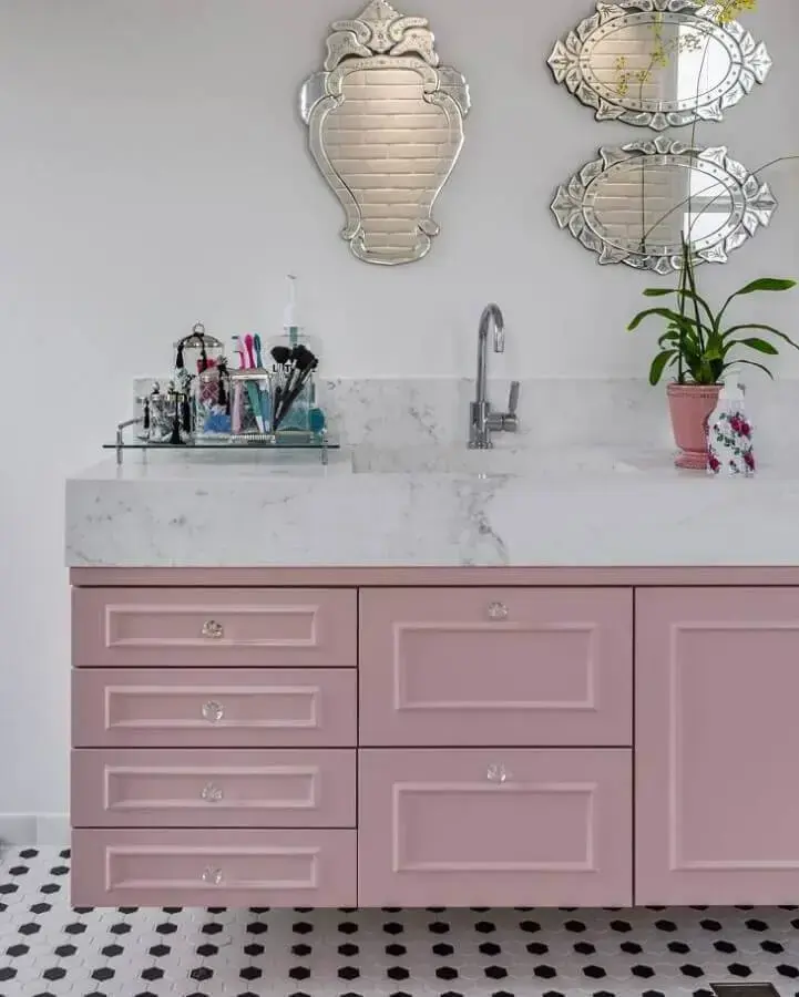 bancada de mármore branco para banheiro com gabinete rosa Foto Andrea Murao