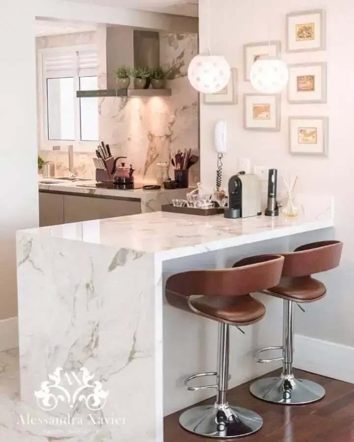 bancada pequena de cozinha feita em mármore branco Foto Alessandra Xavier