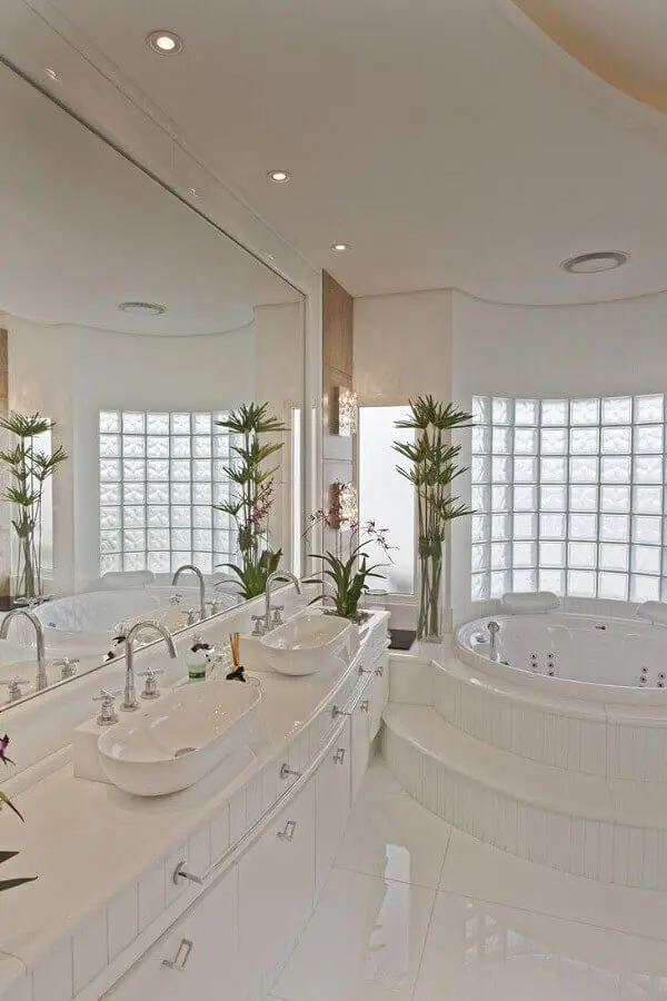 banheiro branco com banheira com decoração sofisticada Foto Aquiles Nícolas Kílaris Arquitetura