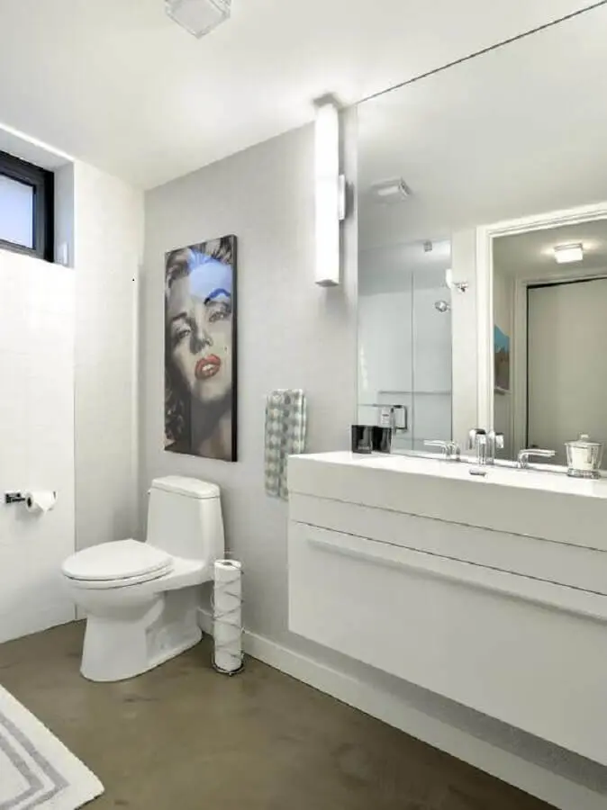 banheiro branco e cinza com decoração simples Foto Interior Design