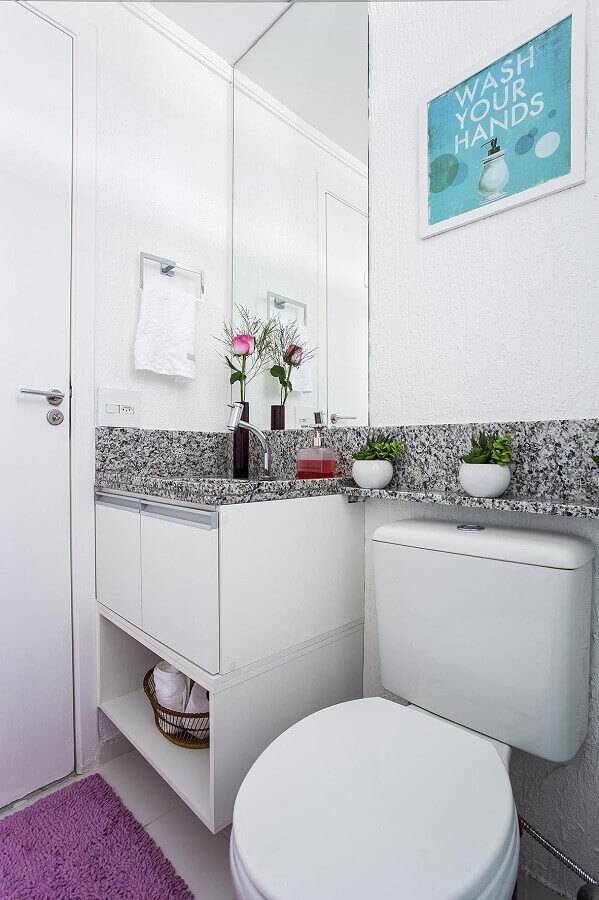 banheiro pequeno planejado com bancada de granito Foto Luciane Mota