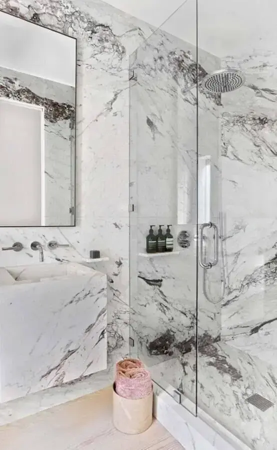 banheiro sofisticado com pedra de mármore branca Foto HemeIT