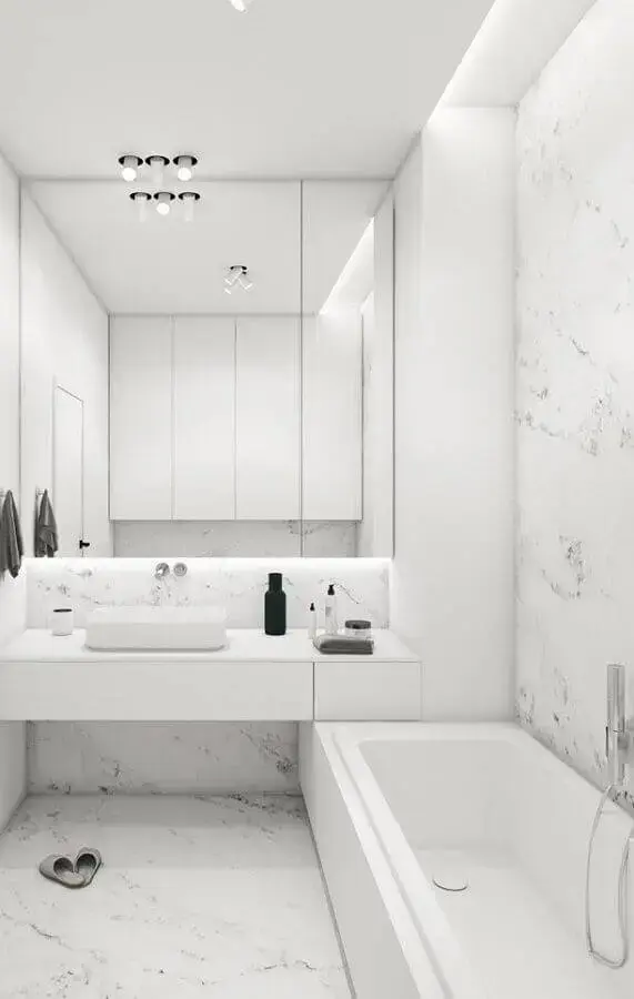 banheiro todo branco com revestimento de mármore branco Foto Homebook