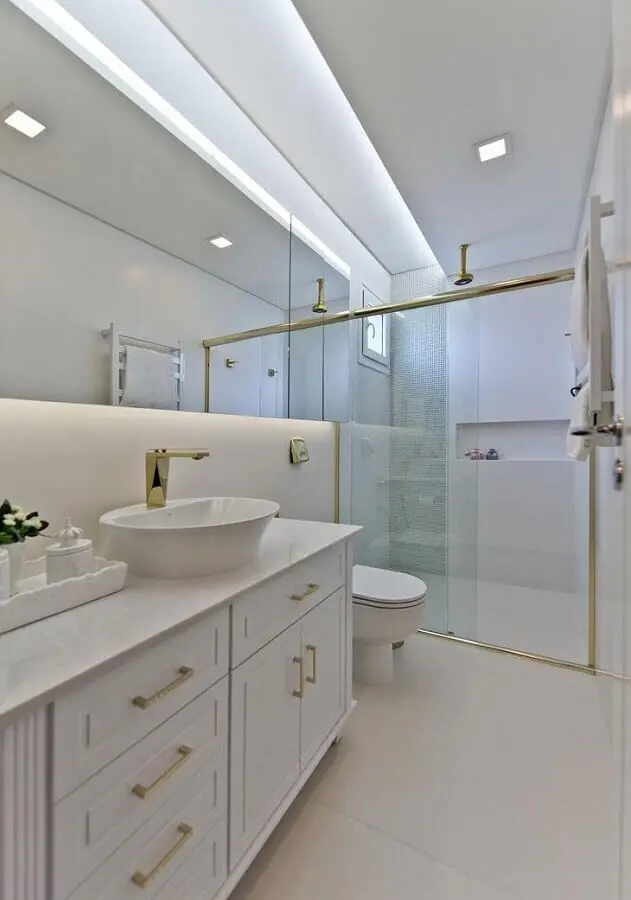 banheiro todo branco decorado com detalhes em dourado Foto Espaço do Traço Arquitetura
