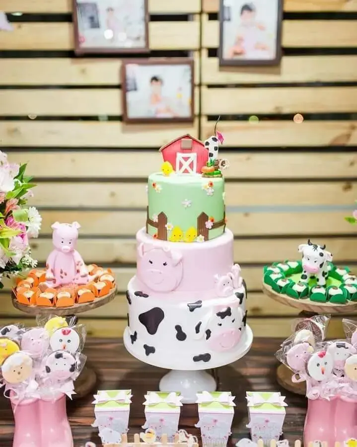 bolo personalizado para mesa de festa de aniversário com tema fazendinha Foto Lary Decore