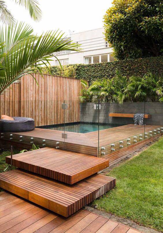 Borda de piscina com vidro de madeira na área da piscina