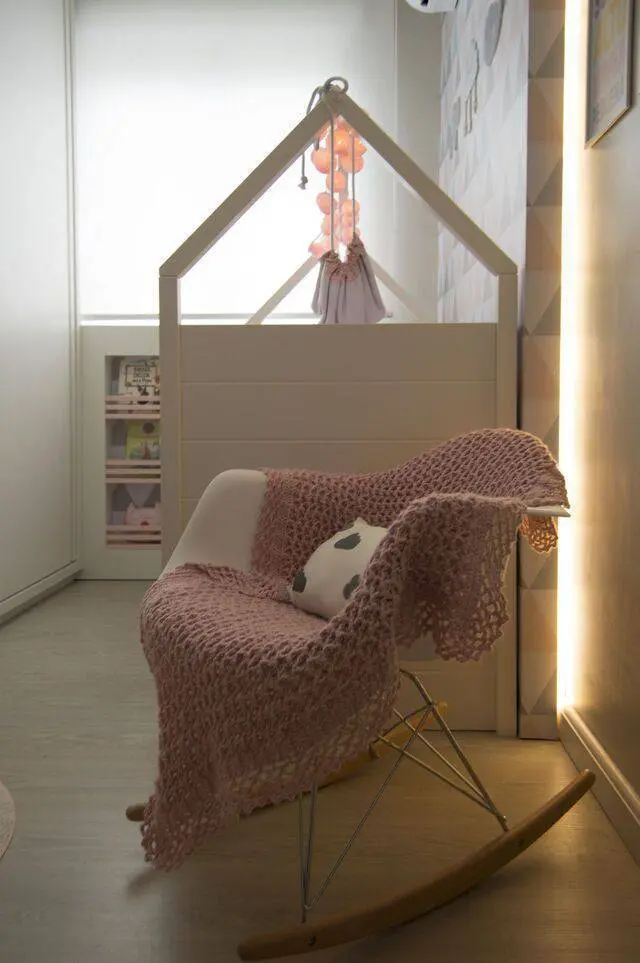 cadeira eames - cadeira de balanço com manta rosa e berço 