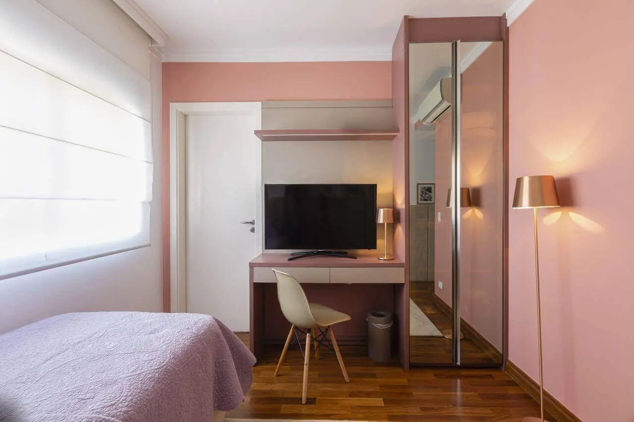 cadeira eames - parede com pintura rosa e guarda roupa espelhado 