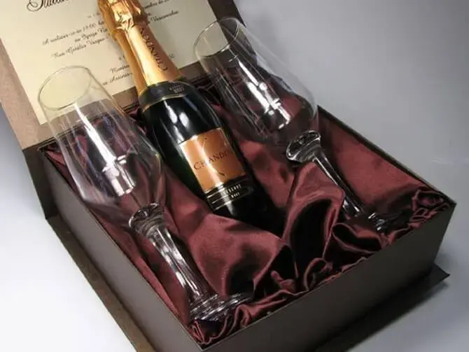 Wedding gift box with chandon and bowls