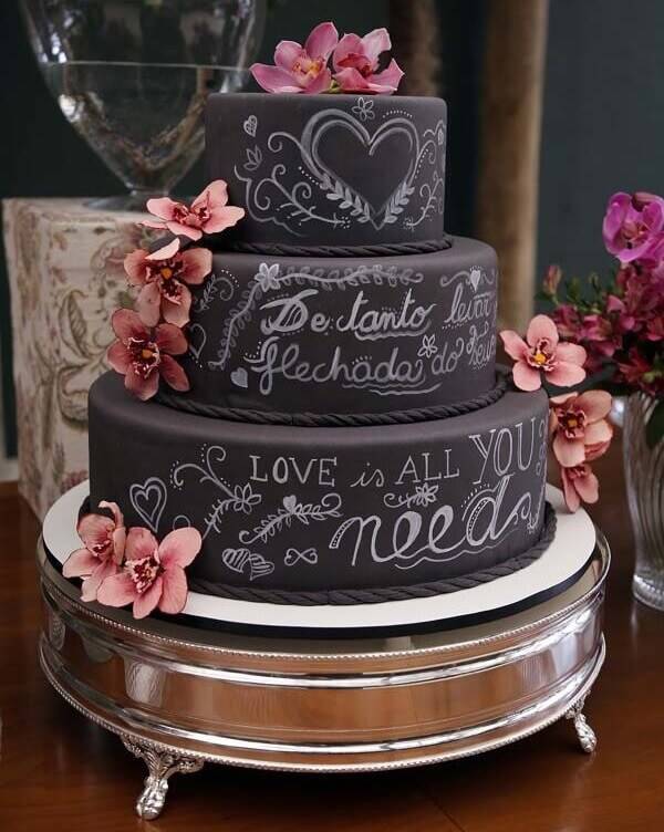 Diversas frases fazem parte da decoração do bolo fake de casamento