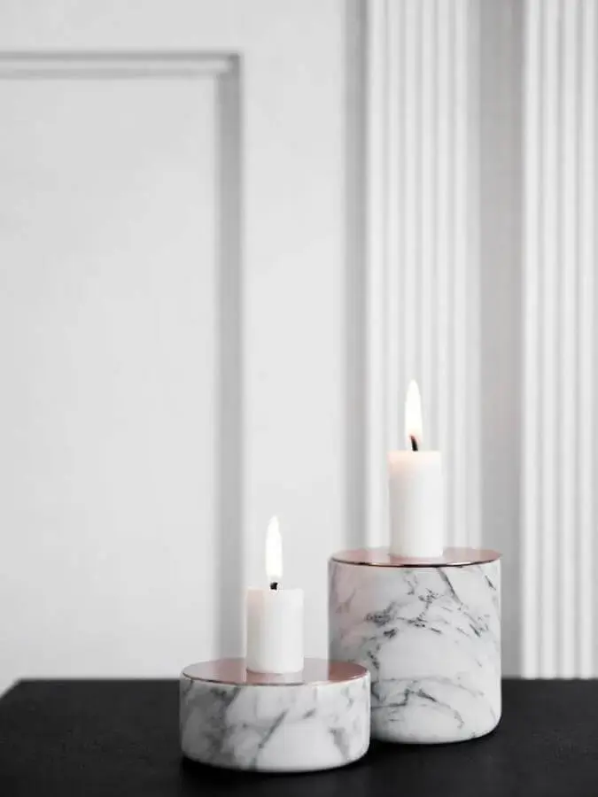 castiçal sofisticado feito de mármore branco Foto Modern Home