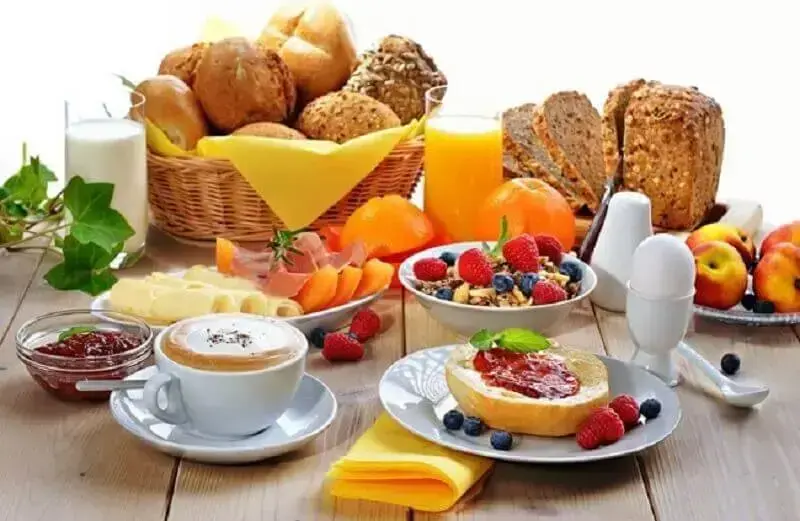 cesta de pães e frutas para decoração de mesa de café da manhã simples Foto Casinha Chique