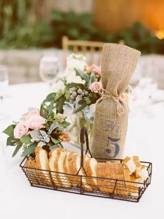 cesta de pães para mesa de café da manhã Foto Style me Pretty