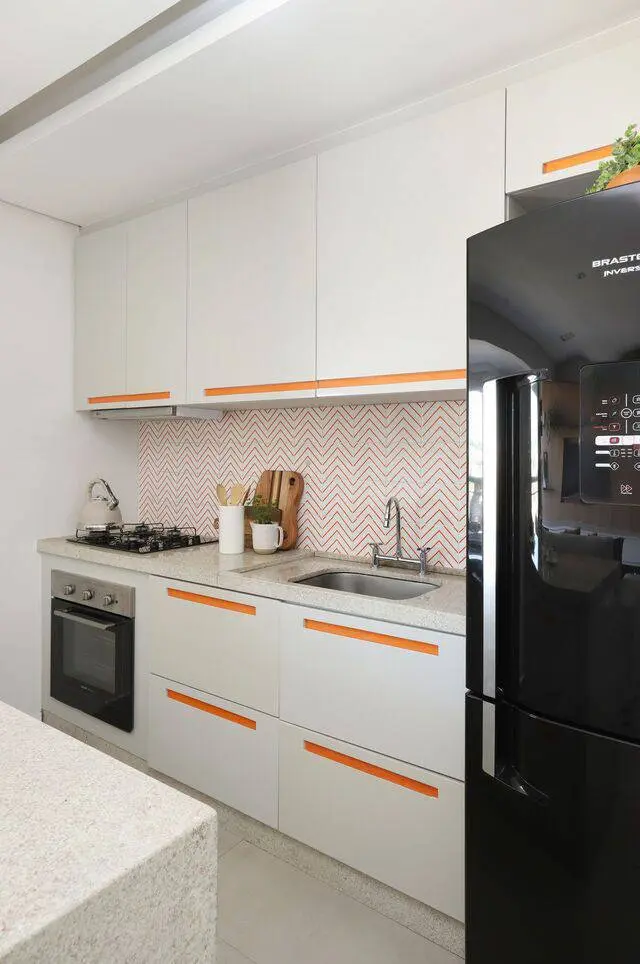 cor laranja - ambiente com decoração laranja e geladeira preta 