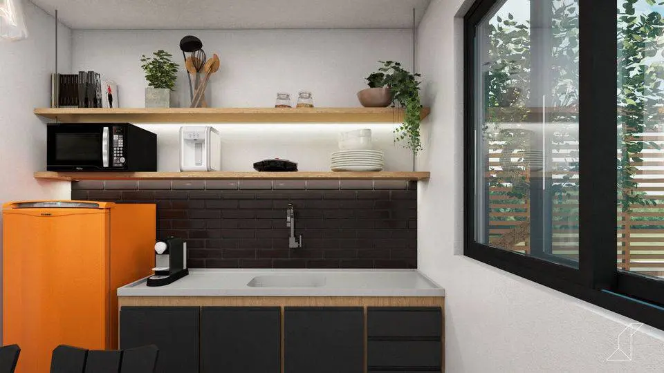 cor laranja - geladeira laranja em cozinha com móveis pretos 