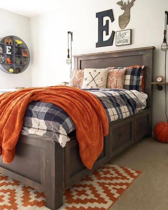 cor laranja - parede com decoração de madeira e tapete laranja 