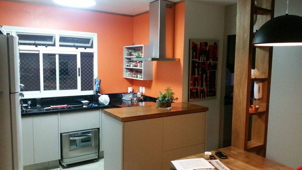 cor laranja - parede com pintura laranja e bancada de granito 