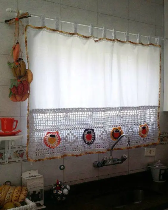 cortina de crochê - cortina colorida em cozinha