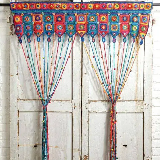 cortina de crochê - cortina colorida com miçangas 