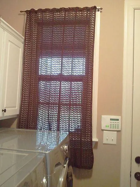 cortina de crochê - cortina com detalhes marrons 