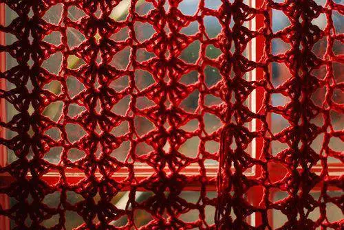 cortina de crochê - detalhe de crotina de crochê vermelha 