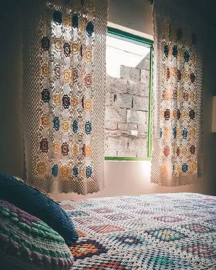 cortina de crochê - quarto com cortina colorida 