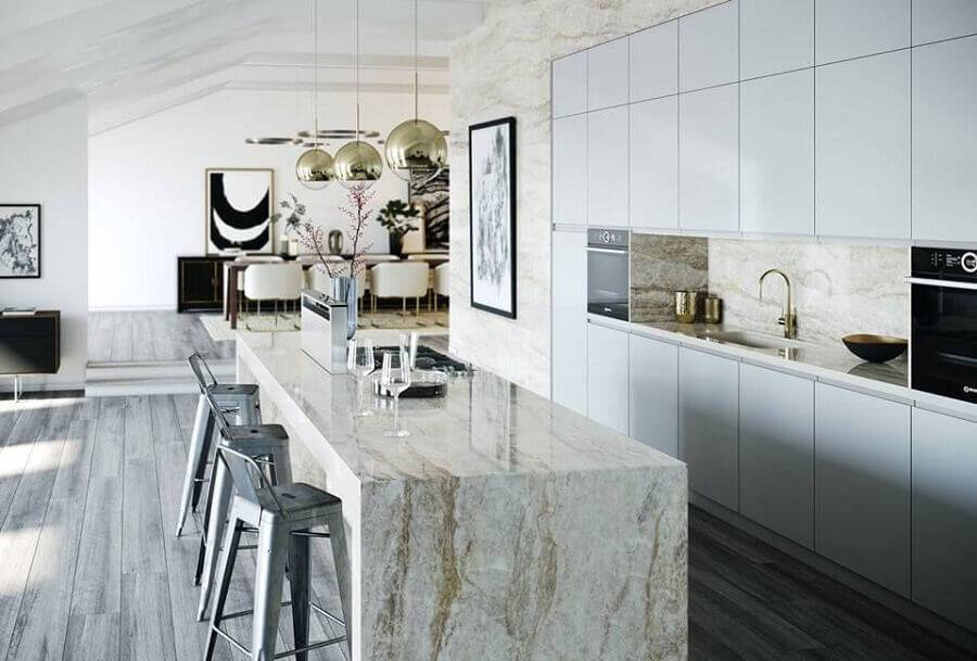 cozinha completa grande com ilha de mármore e armário branco Foto Cosentino