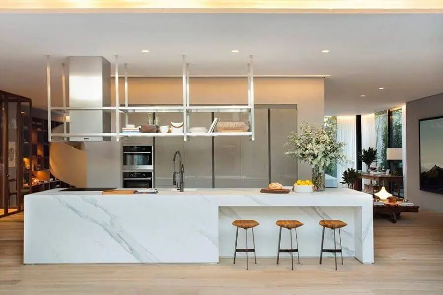cozinha conceito aberto com ilha de mármore decorada com banquetas de madeira Foto Cosentino