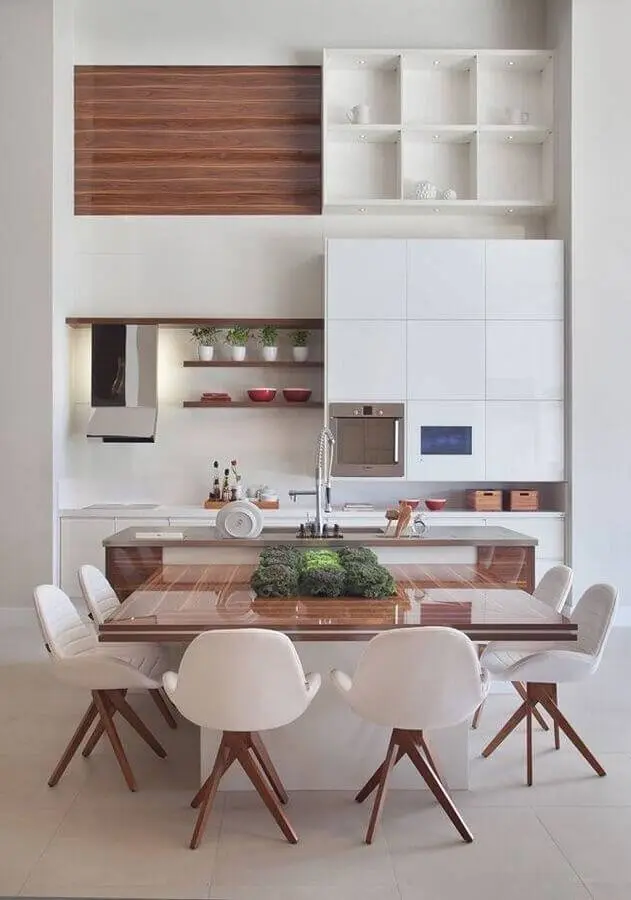 cozinha conceito aberto com ilha decorada com armários brancos e detalhes em madeira Foto Decora Gi