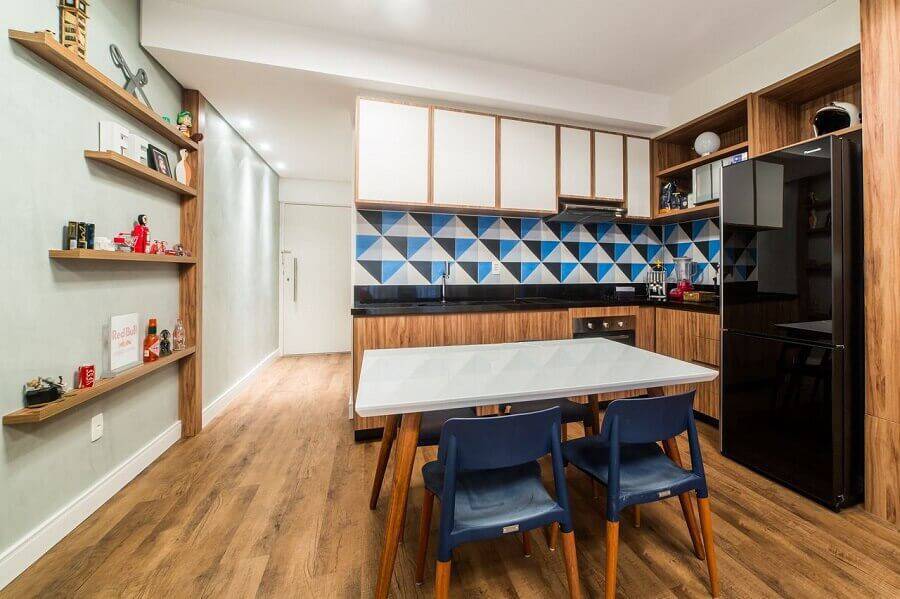 cozinha grande decorada com revestimento colorido e armário de madeira Foto Jessica Alavaski