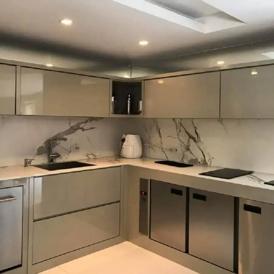 cozinha moderna decorada com mármore branco Foto Paola Ribeiro
