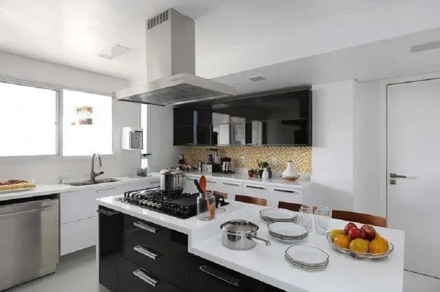 cozinha planejada com ilha preta e branca Foto A.A. de Araújo