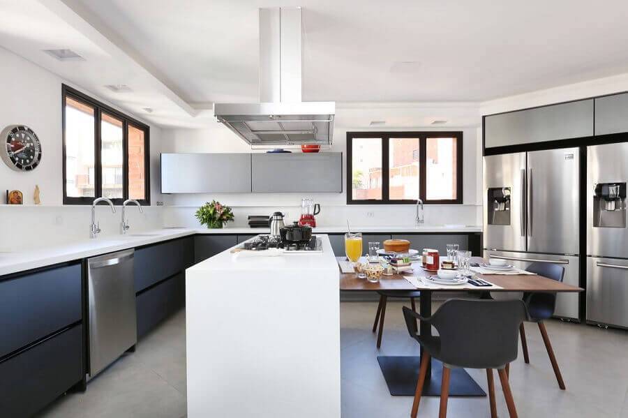 cozinha planejada grande com armários azuis Foto Start Arquitetura